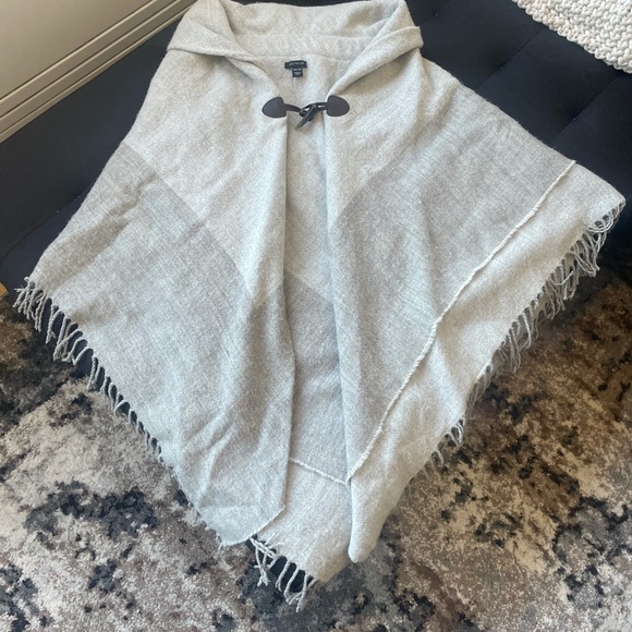 Ann taylor grey poncho/ cape - Picture 3 of 4